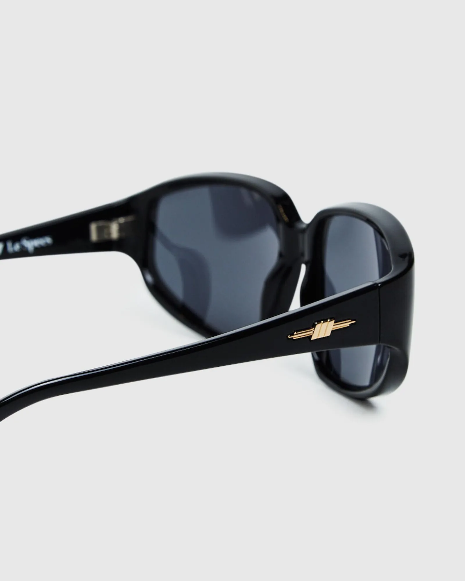 avenger_sunglasses_smoke__5.webp New LE SPECS Avenger Sunglasses Smoke Mono Black