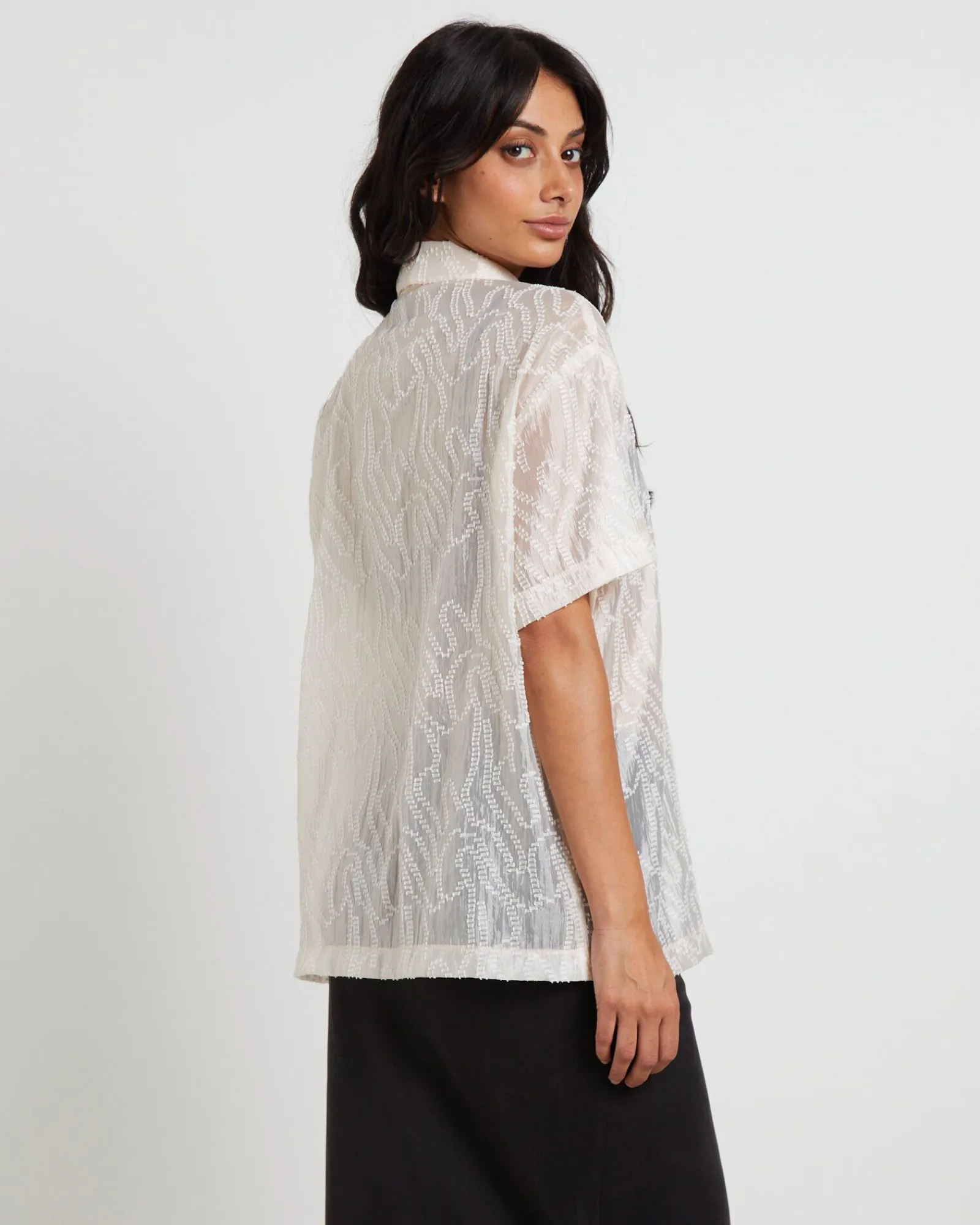 avery_sheer_textured_shor_1.webp Sale ALICE IN THE EVE Avery Sheer Textured Short Sleeve Shirt In White