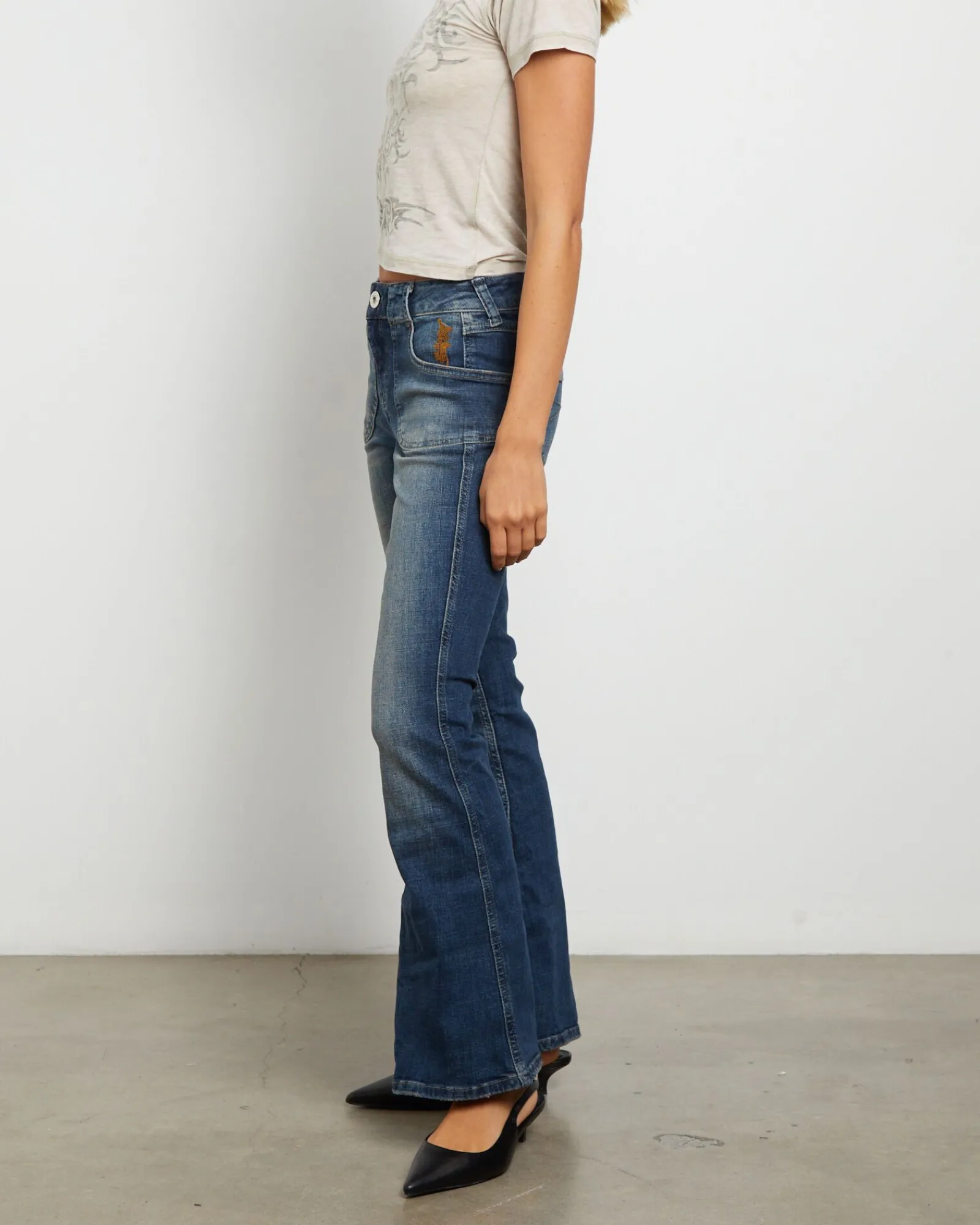 bdg_tiana_low_rise_flare__3.webp Shop BDG URBAN OUTFITTERS Bdg Tiana Low Rise Flare Jeans In Dark Vintage