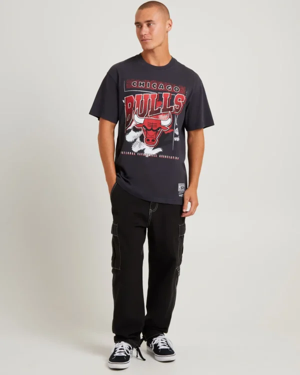 Best MITCHELL & NESS Brush Off 2.0 Bulls Short Sleeve T-Shirt Faded Black