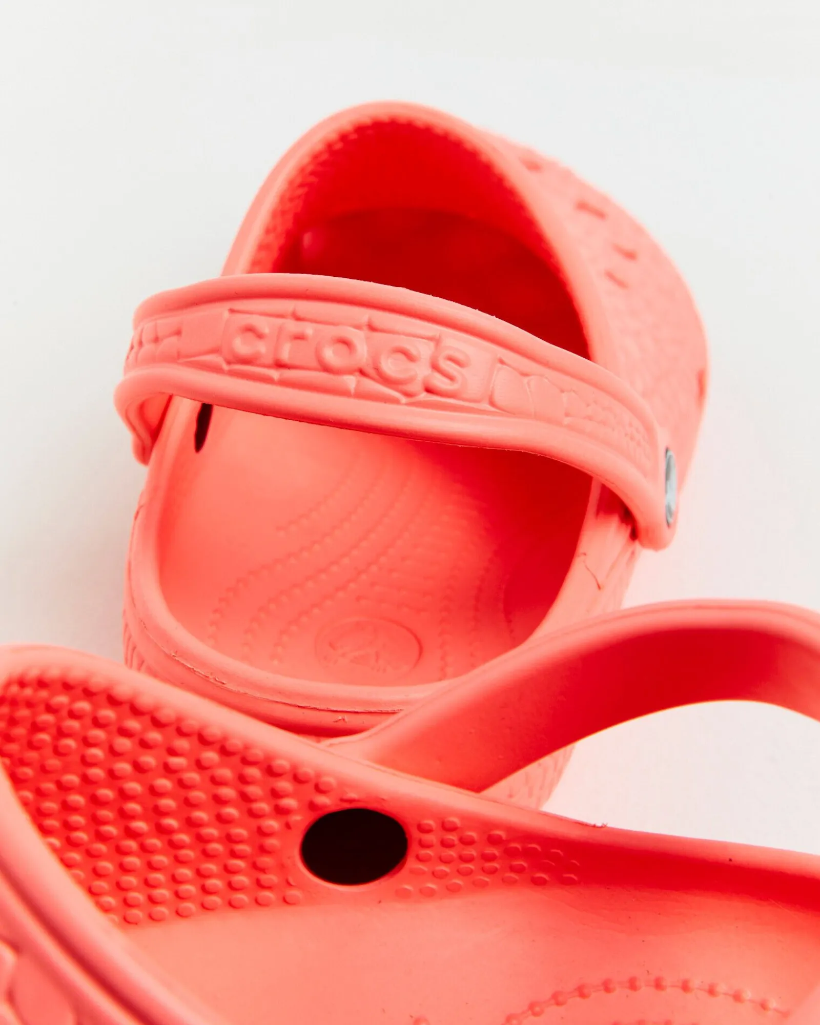 classic_crocskin_clogs_gu_5.webp Cheap CROCS Classic kin Clogs Guava