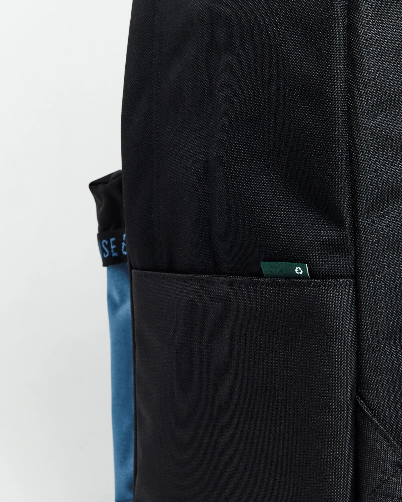 classic_xlarge_backpack_b_3.webp Shop HERSCHEL SUPPLY CO Classic X-Large Backpack Black/Blue