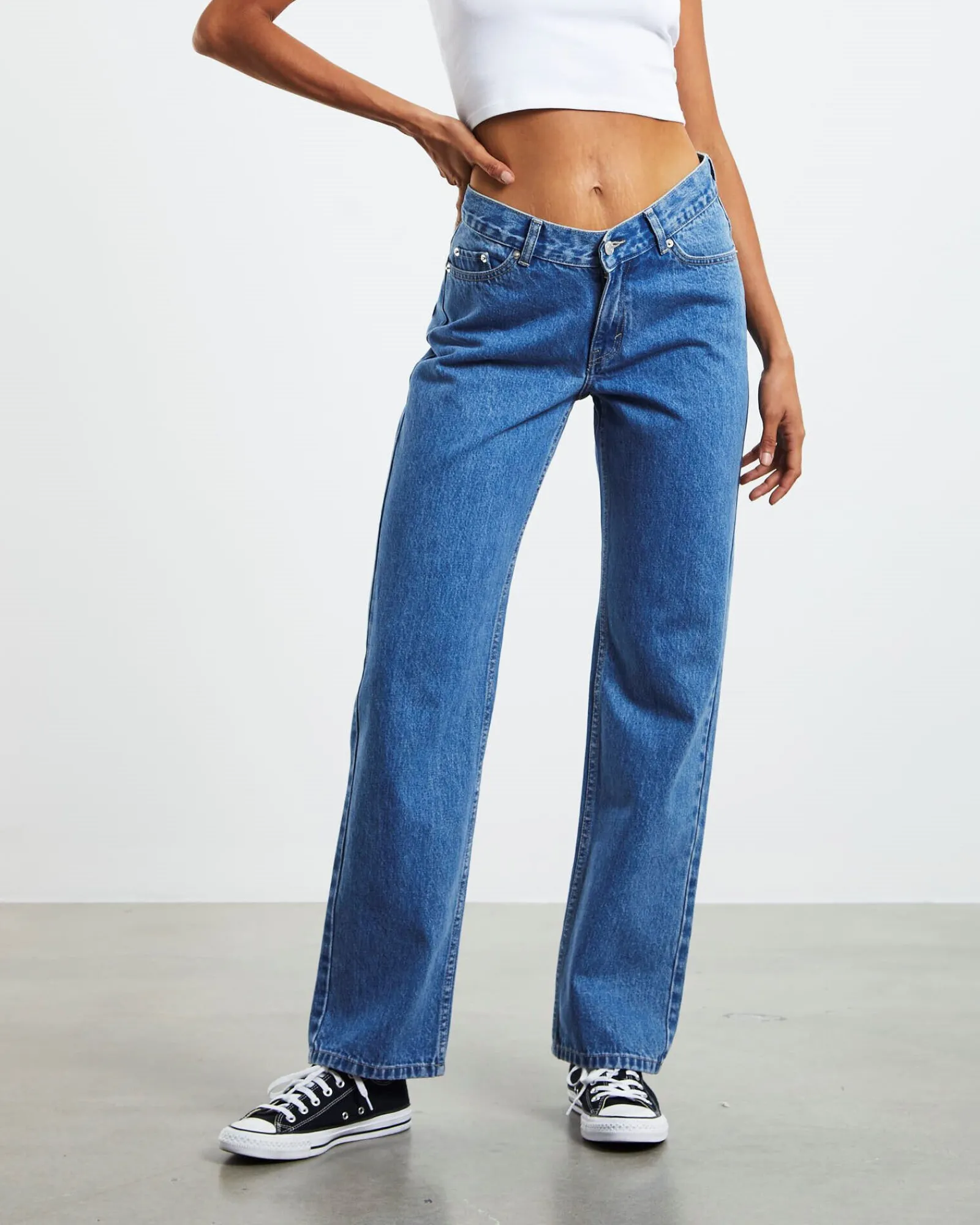 emmy_low_rise_vwaist_stra_0.webp Outlet NEON HART Emmy Low Rise V-Waist Straight Jeans Bright Blue
