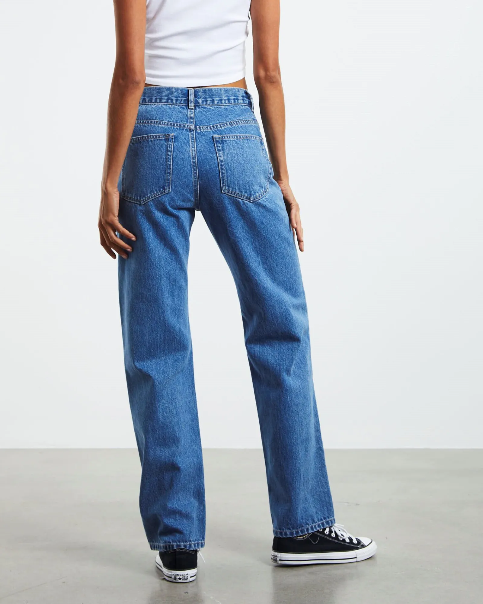 emmy_low_rise_vwaist_stra_1.webp Outlet NEON HART Emmy Low Rise V-Waist Straight Jeans Bright Blue