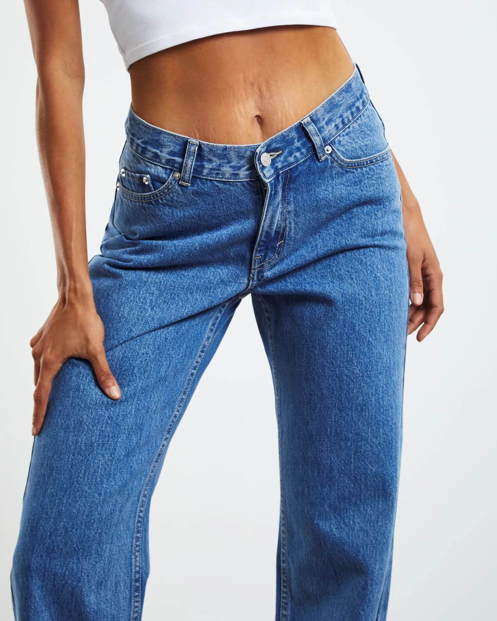 emmy_low_rise_vwaist_stra_4.webp Outlet NEON HART Emmy Low Rise V-Waist Straight Jeans Bright Blue