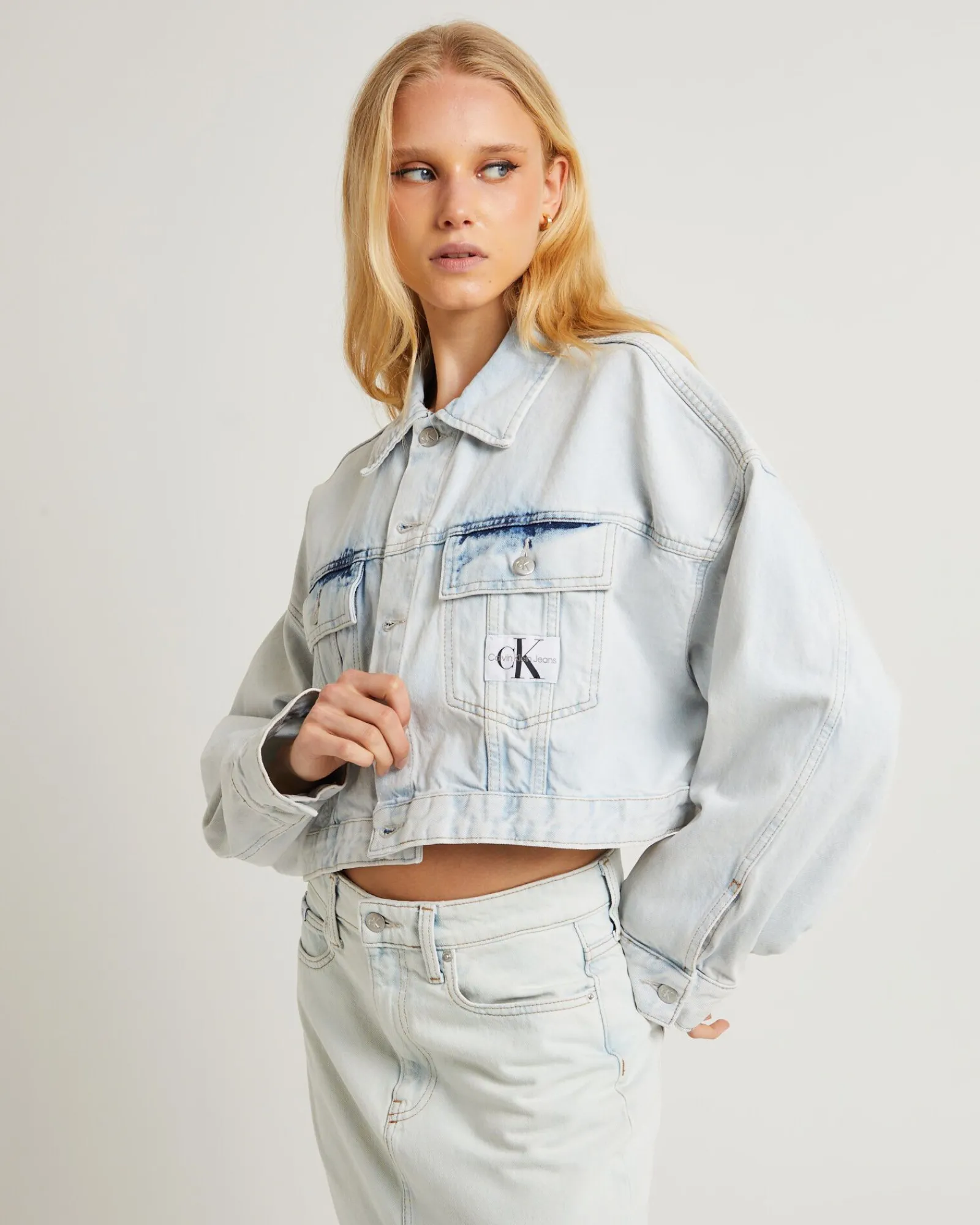 extra_oversize_crop_denim_4.webp Clearance CALVIN KLEIN Extra Oversize Crop Denim Jacket