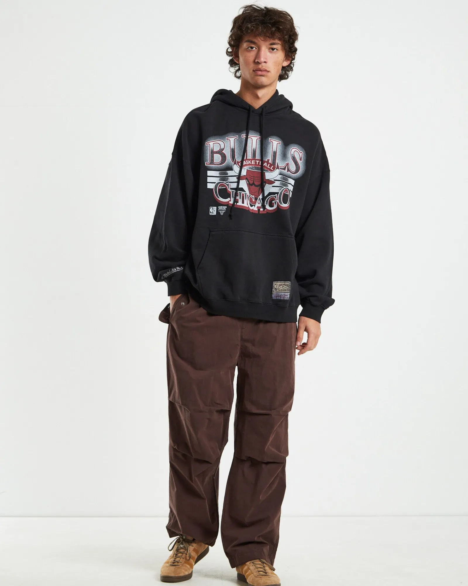 glow_arch_hoodie_chicago__2.webp Online MITCHELL & NESS Glow Arch Hoodie Chicago Bulls Faded Black