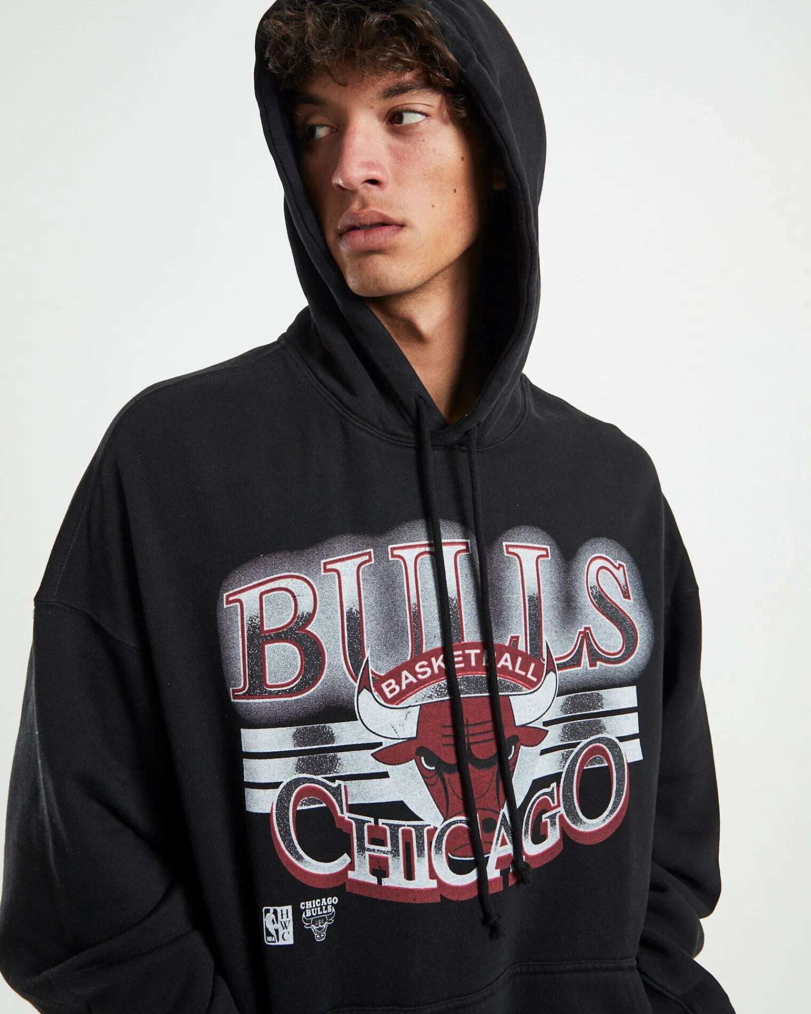 glow_arch_hoodie_chicago__4.webp Online MITCHELL & NESS Glow Arch Hoodie Chicago Bulls Faded Black
