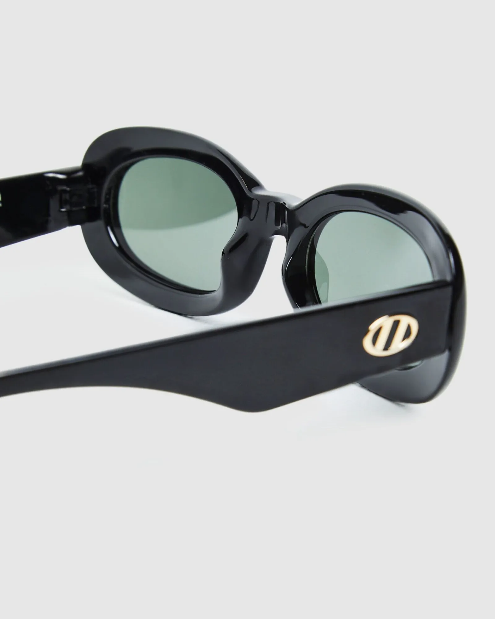 le_sustain_sunglasses_out_4-1.webp Clearance LE SPECS Le Sustain Sunglasses Outta Trash Black/Khaki Mono