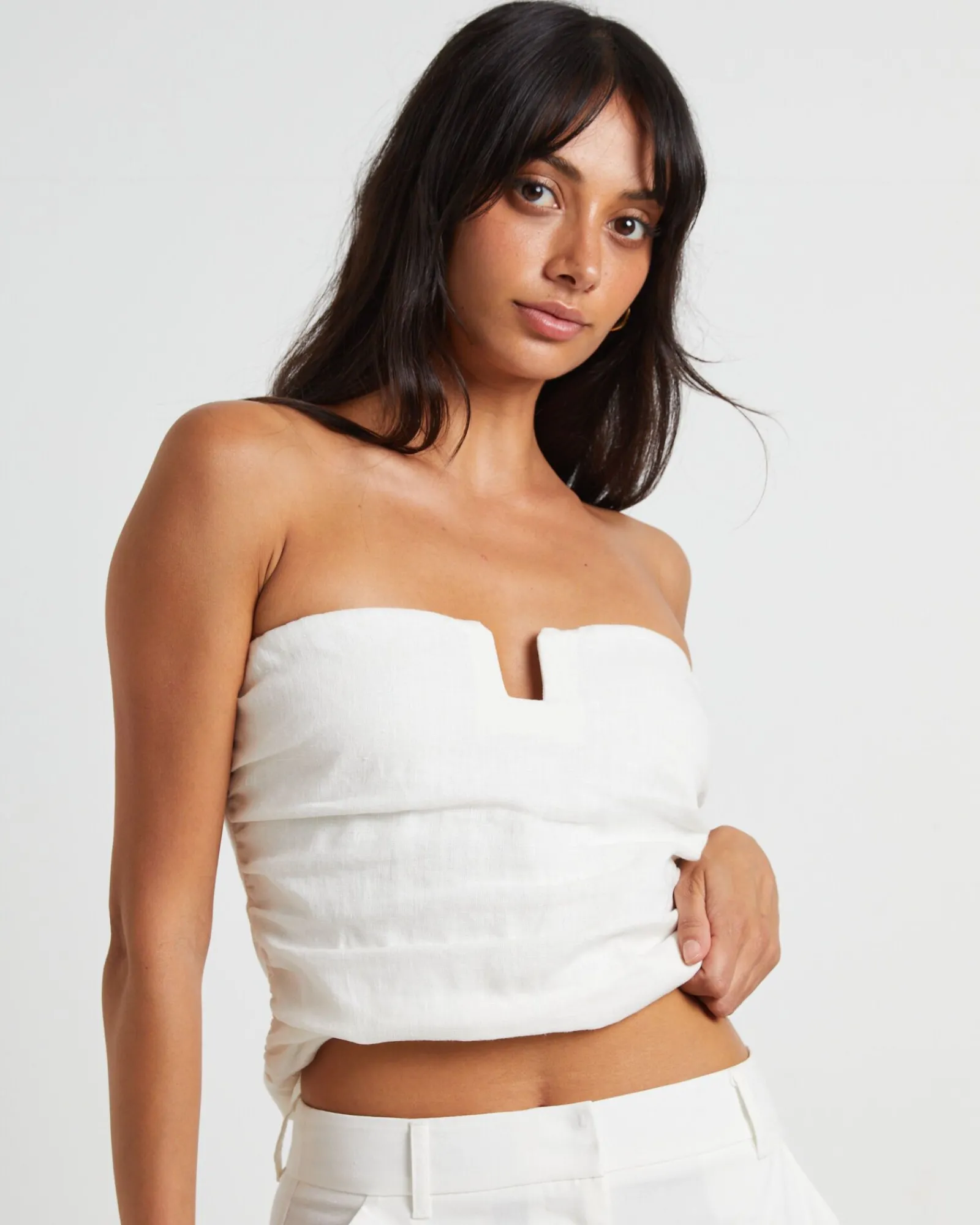 lui_cut_out_linen_bandeau_4.webp Outlet SUBTITLED Lui Cut Out Linen Bandeau Top In White