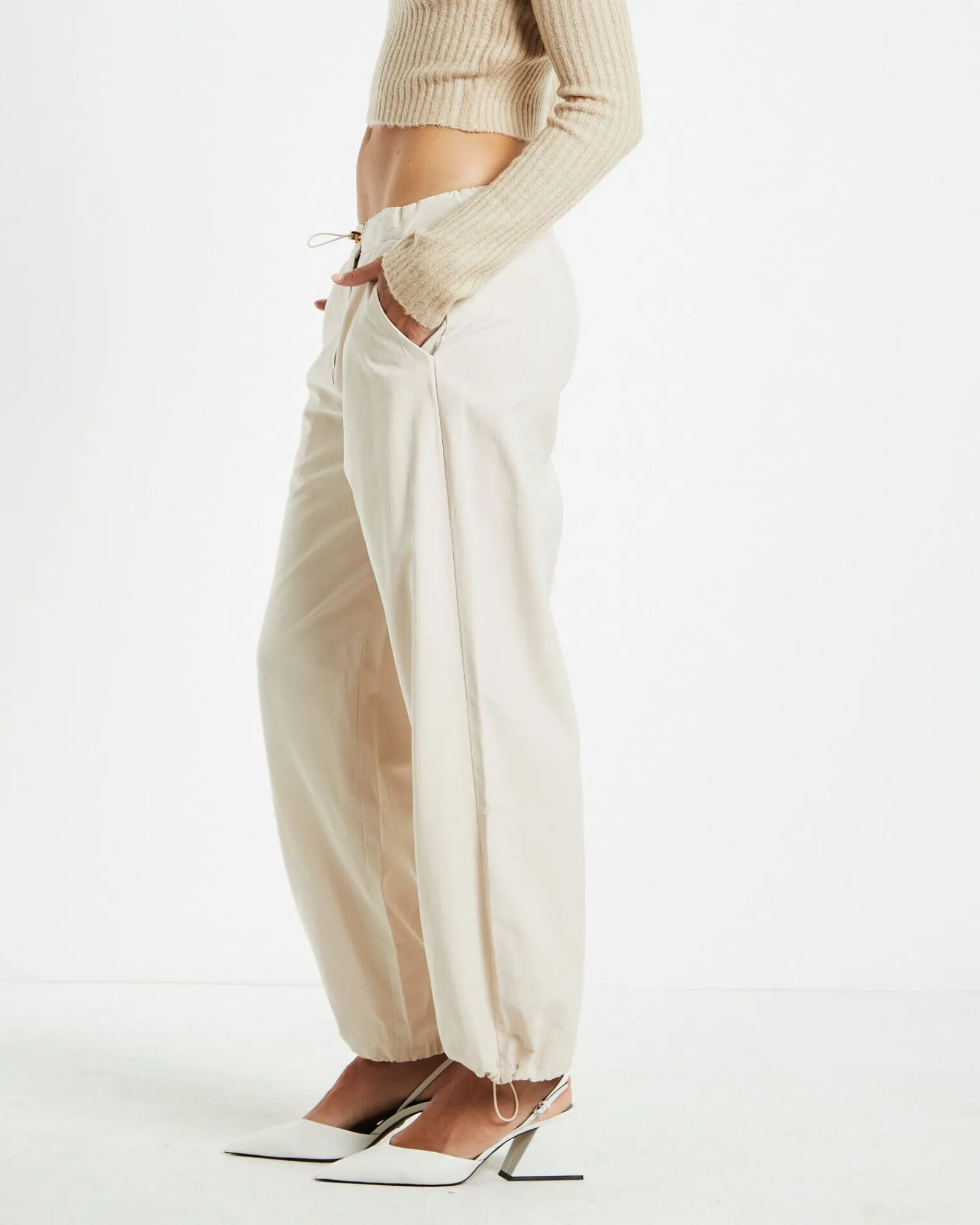 nikita_clean_parachute_pa_3.webp Outlet ALICE IN THE EVE Nikita Clean Parachute Pants Cream