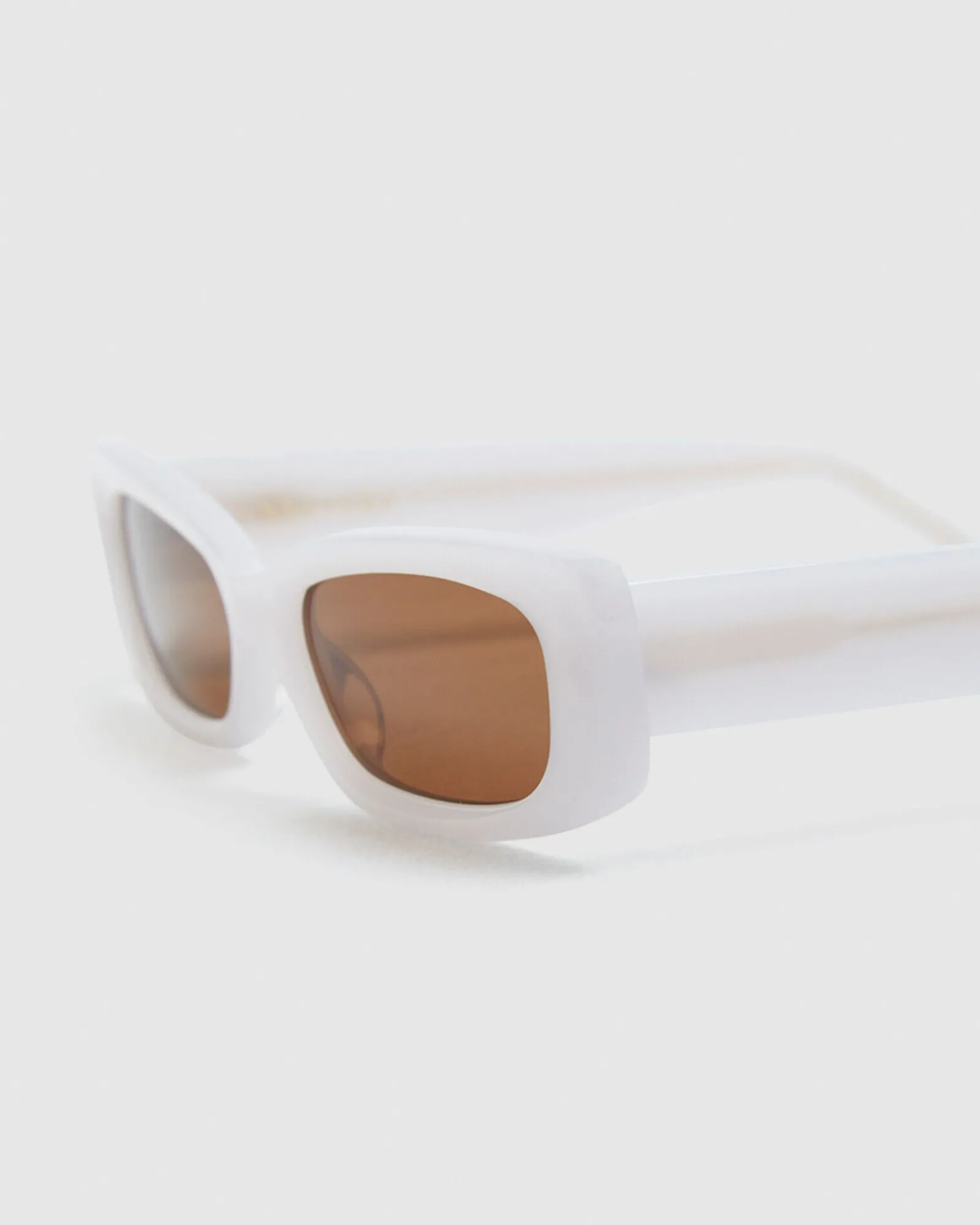 norm_sunglasses_milky_4.webp Best Sale SHEVOKE Norm Sunglasses Milky