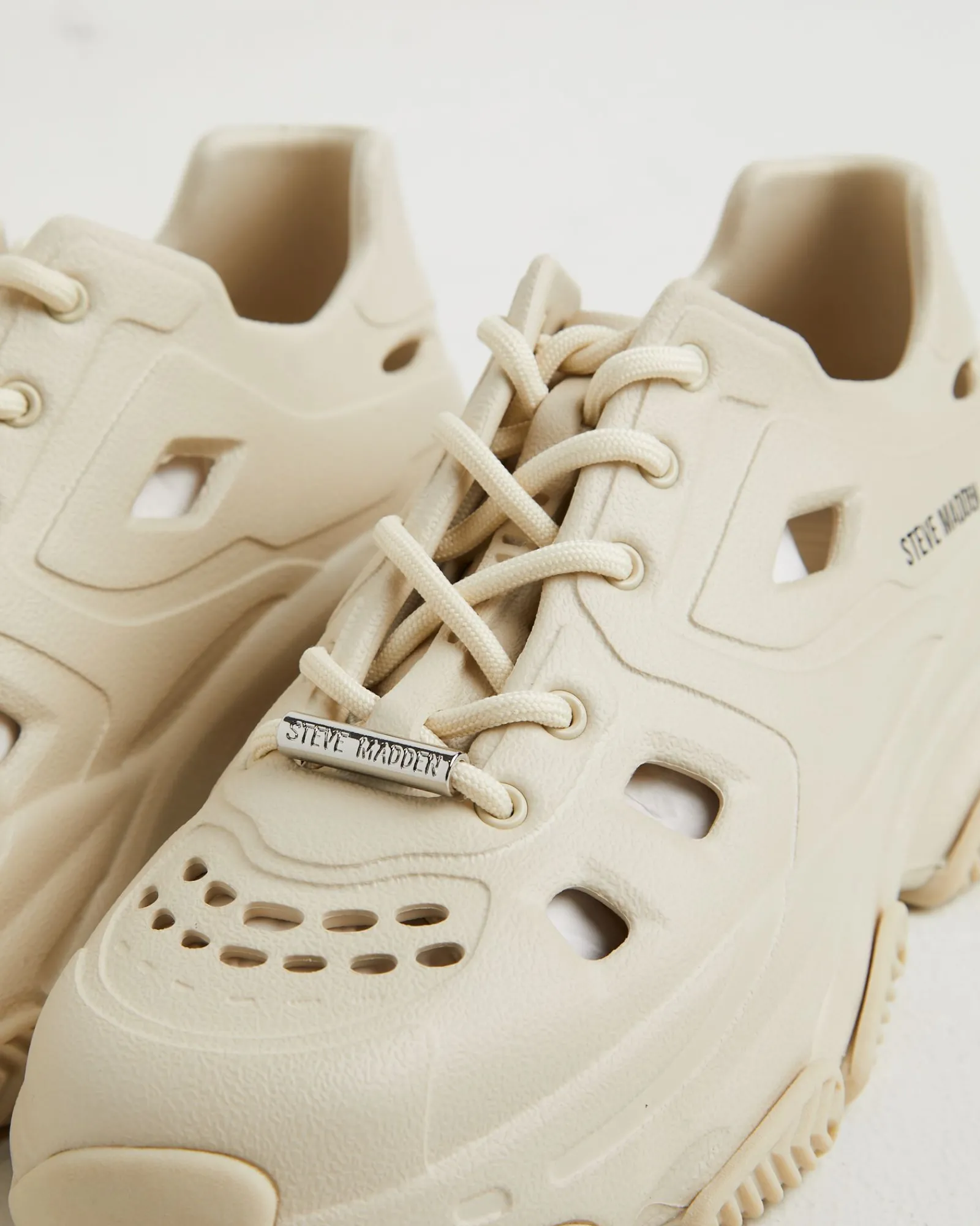 possessive_sneakers_in_bo_3.webp Flash Sale STEVE MADDEN Possessive Sneakers In Bone