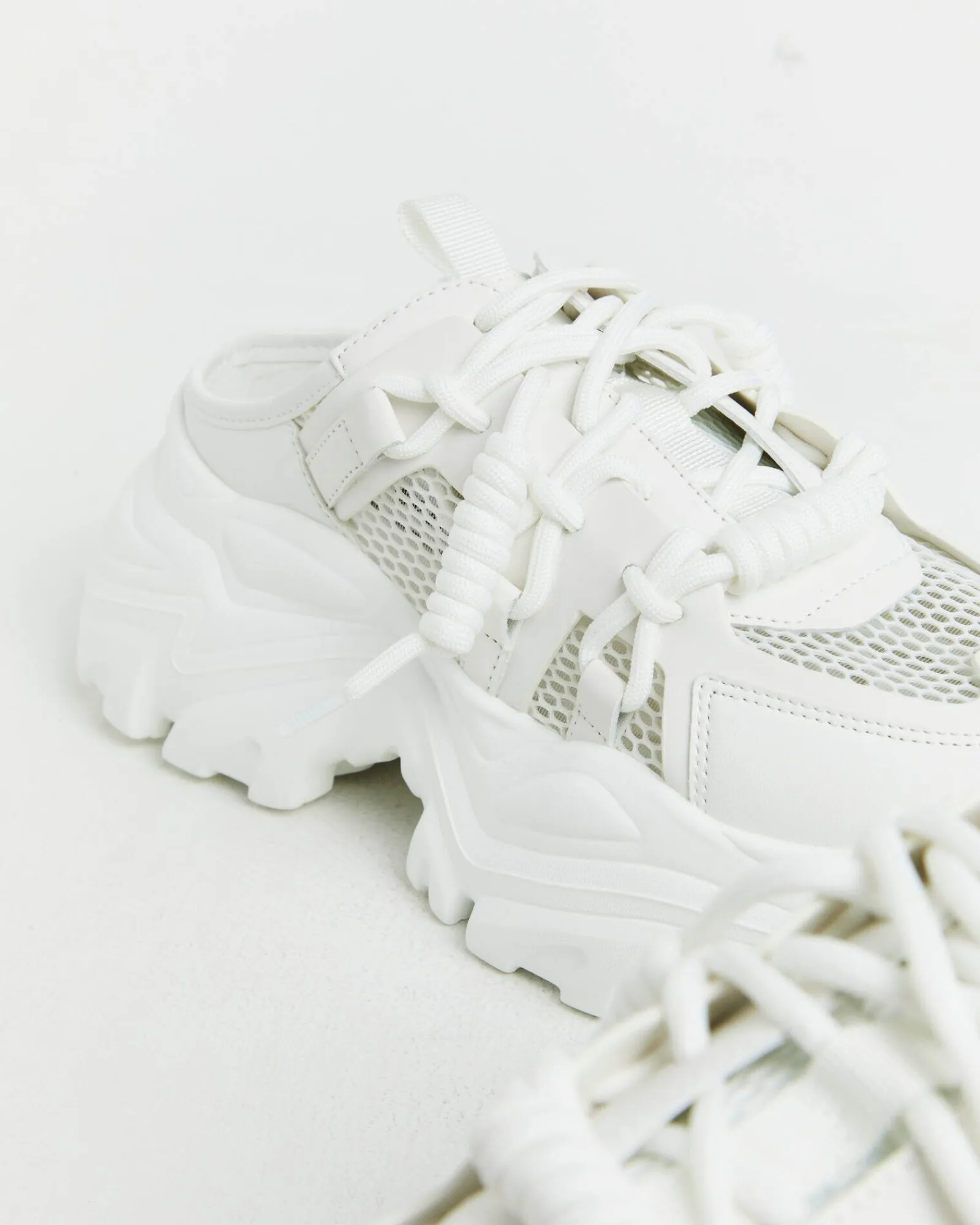 robust_slip_on_sneakers_i_3.webp Hot STEVE MADDEN Robust Slip On Sneakers In White
