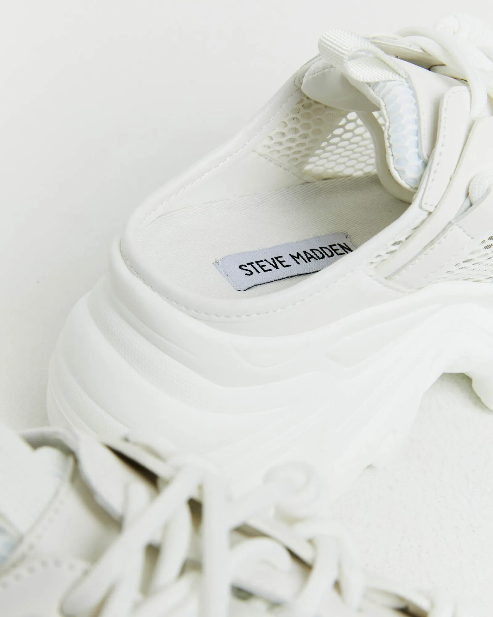 robust_slip_on_sneakers_i_6.webp Hot STEVE MADDEN Robust Slip On Sneakers In White