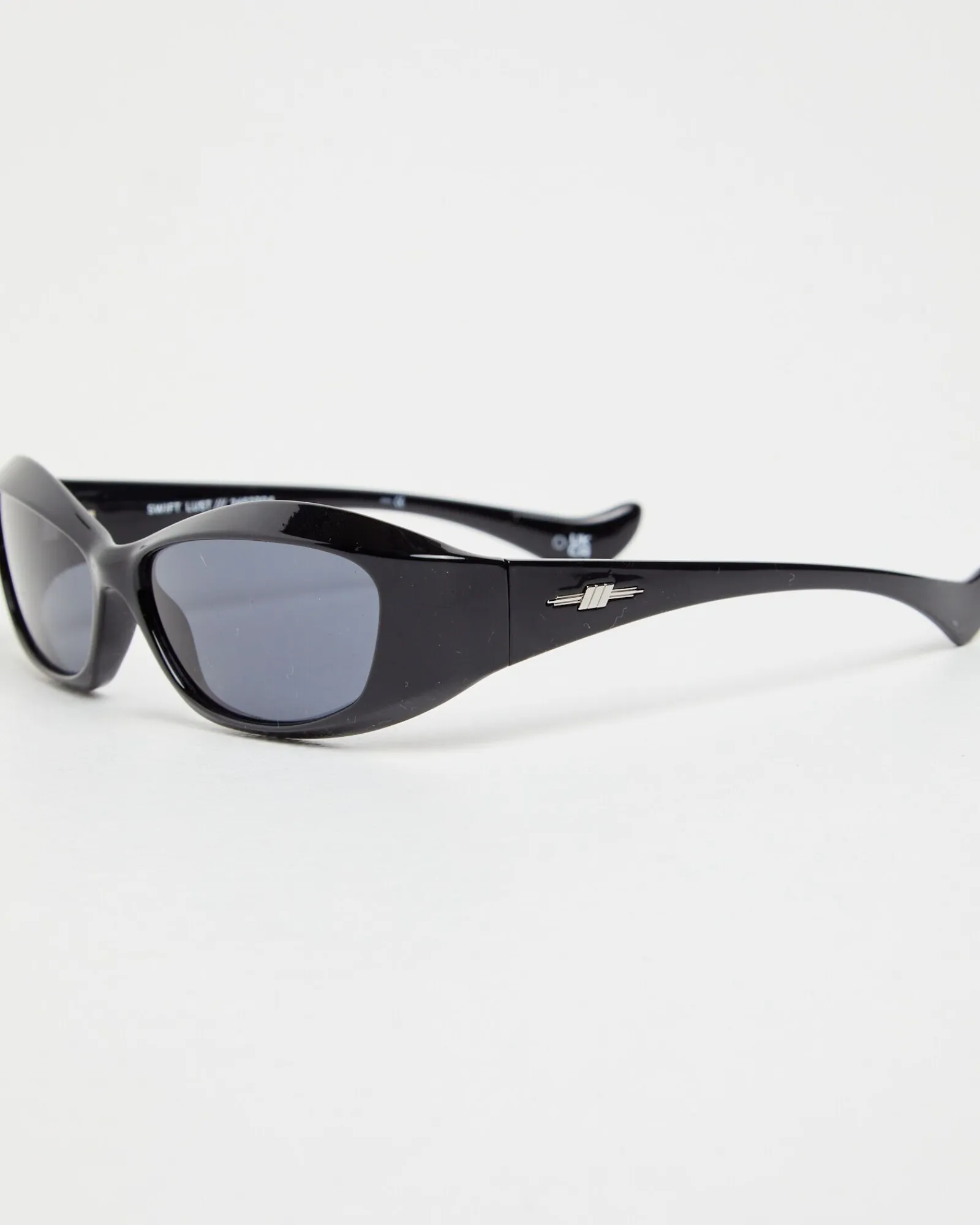 swift_lust_sunglasses_bla_2.webp Outlet LE SPECS Swift Lust Sunglasses Black/Smoke