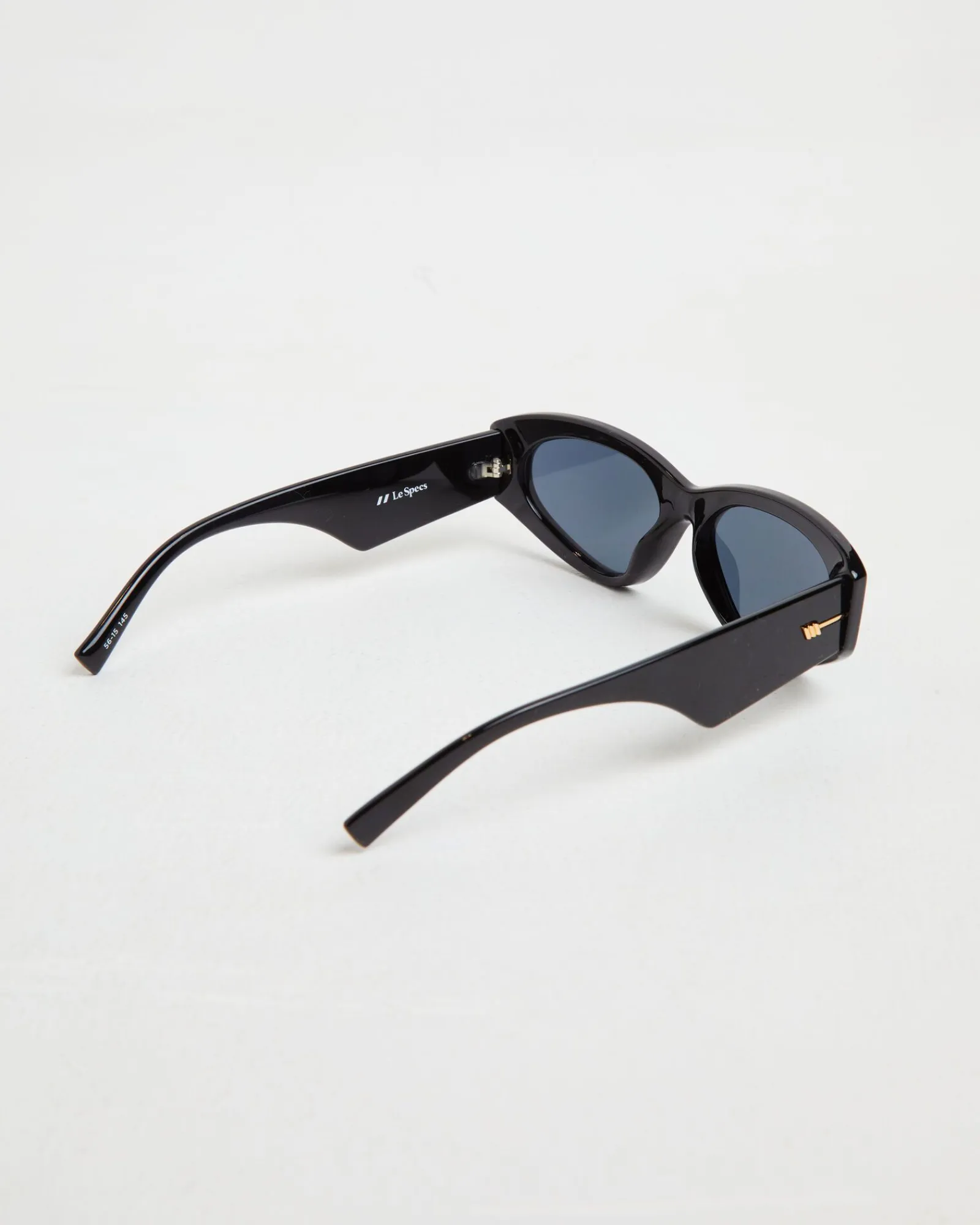 under_wraps_sunglasses_in_4-2.webp Discount LE SPECS Under Wraps Sunglasses In Black/Smoke Mono