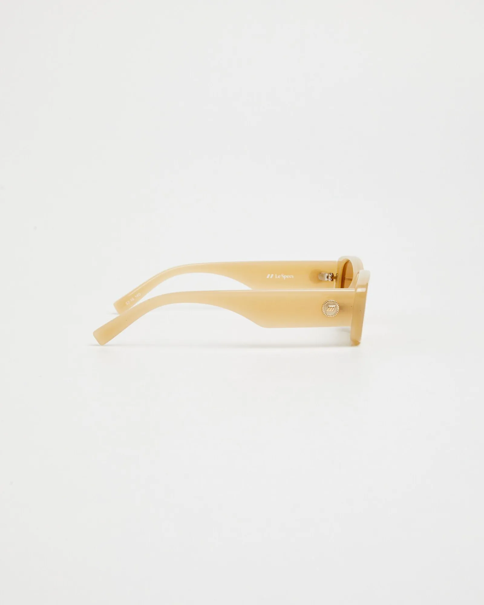 unreal_sunglasses_latteli_3.webp Outlet LE SPECS Unreal Sunglasses Latte/Light Brown