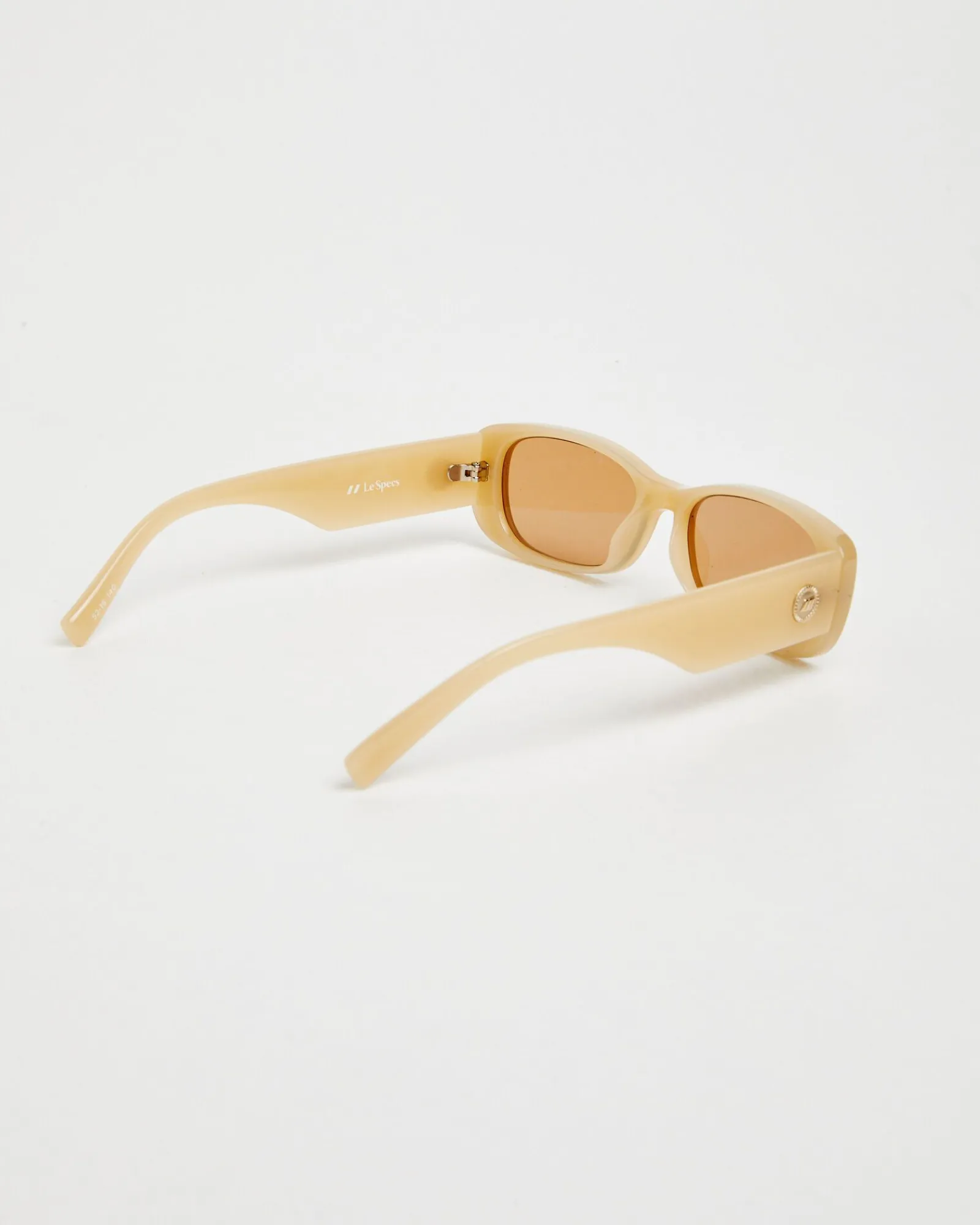 unreal_sunglasses_latteli_4.webp Outlet LE SPECS Unreal Sunglasses Latte/Light Brown