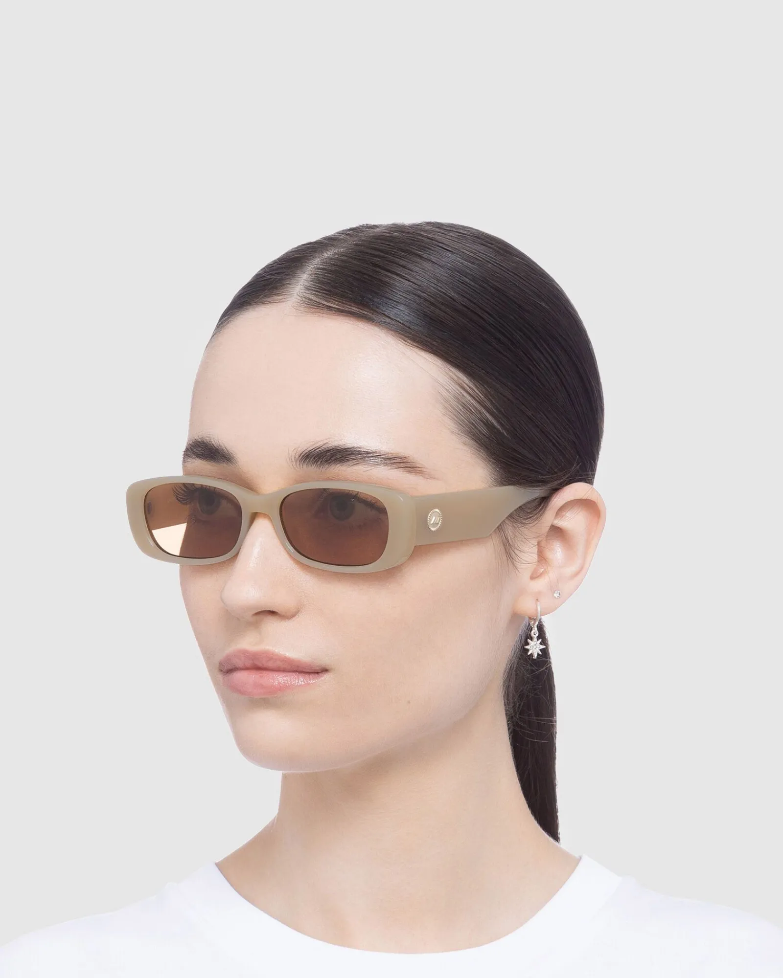 unreal_sunglasses_latteli_5.webp Outlet LE SPECS Unreal Sunglasses Latte/Light Brown