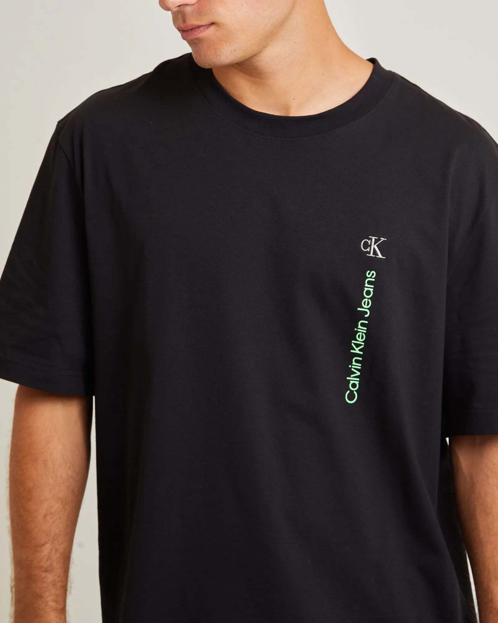 vertical_institutional_sh_4-1.webp Discount CALVIN KLEIN Vertical Institutional Short Sleeve T-Shirt