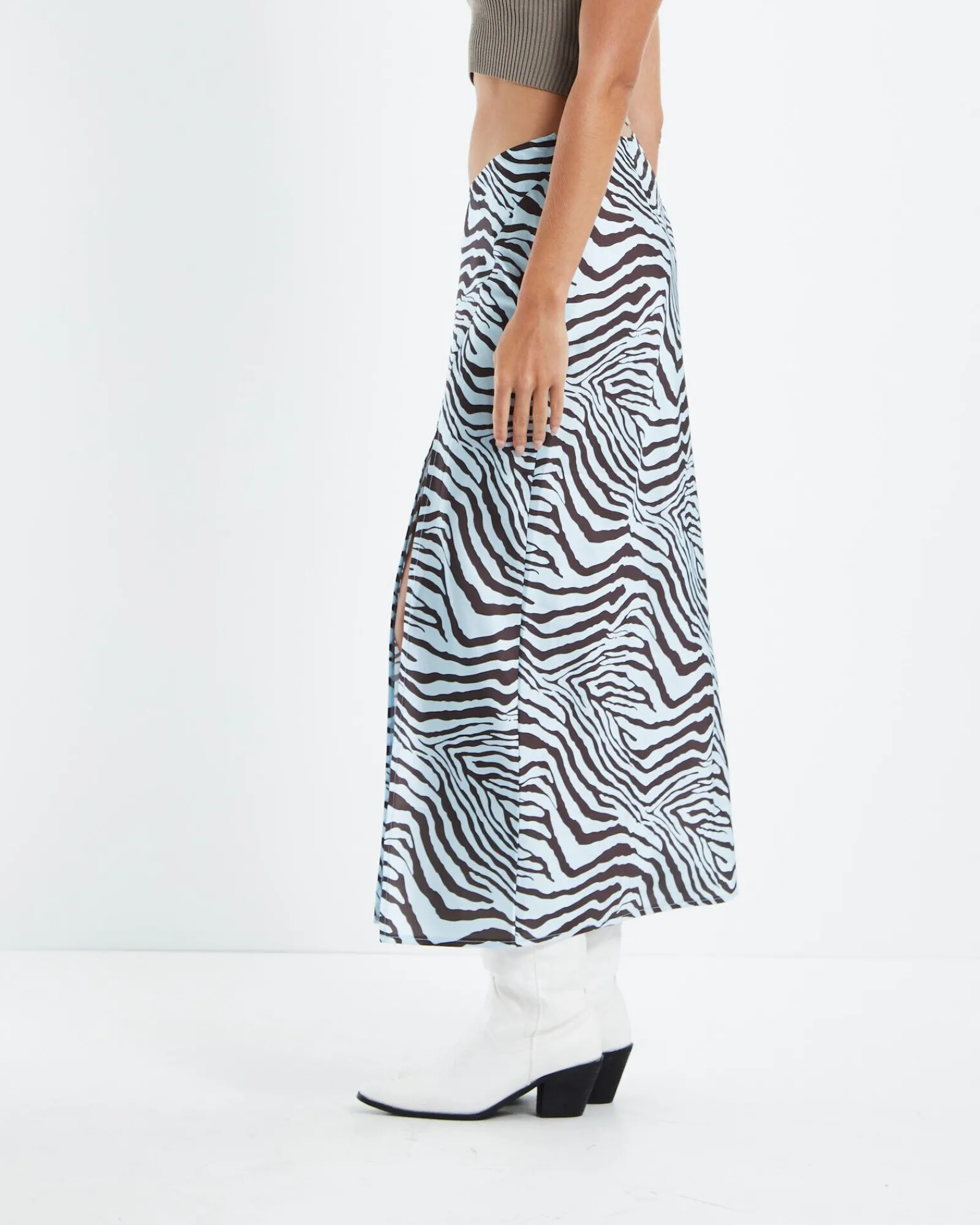 zuri_zebra_v_waist_silky__3.webp Online ALICE IN THE EVE Zuri Zebra V Waist Silky Maxi Skirt Blue